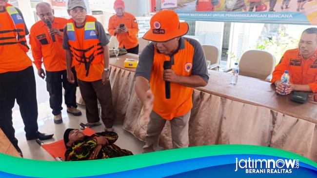 Rela Ditandu, Camat Besuki Pimpin Simulasi Cegah Banjir Pantura