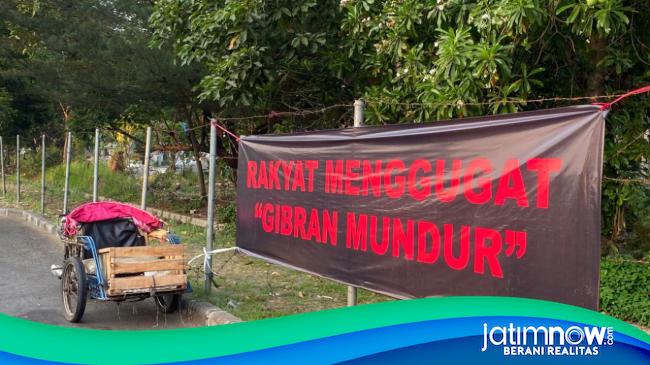 Spanduk ‘Rakyat Menggugat, Gibran Mundur’ Muncul di Protokol Sidoarjo