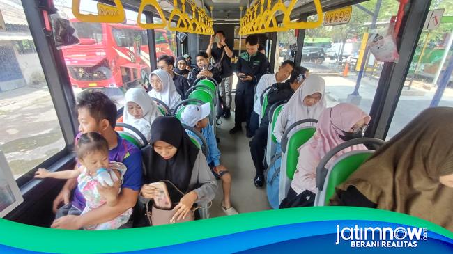 Warga Lamongan Antusias Menikmati Layanan Gratis Trans Jatim Hari Ini
