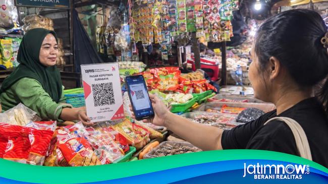 Pedagang Pasar Keputran Surabaya Makin Mudah Layani Pembayaran QRIS