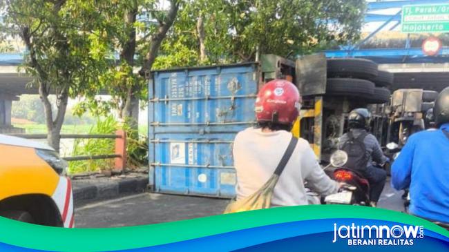 Gunungsari-Mastrip Surabaya Macet Panjang Imbas Truk Terguling
