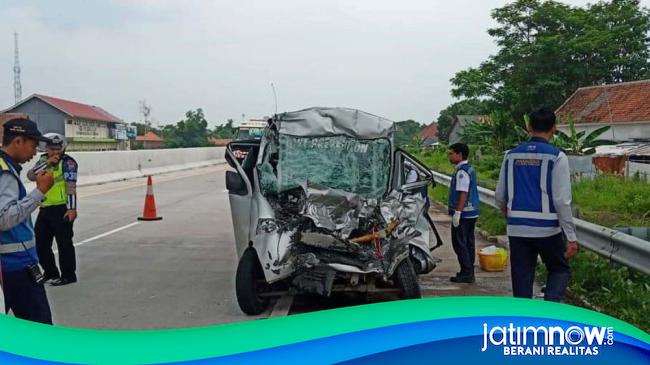 Gran Max Tabrak Truk Parkir Di Tol Gempol, Satu Orang Tewas