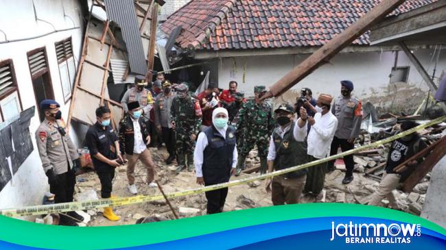 Gubernur Khofifah Tinjau Dan Santuni Korban Longsor Di Pamekasan