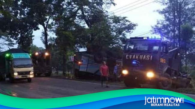 Sebuah Truk Dan Dua Bus Kecelakaan Beruntun Di Saradan Madiun, 12 Orang ...