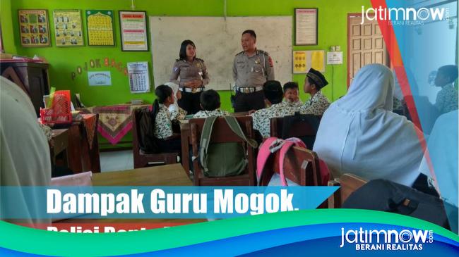 Video: Dampak Guru Mogok, Polisi Bantu Mengajar Di Sekolah