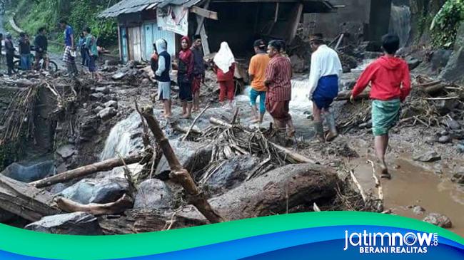 MIH Unitomo Kelas P 2021 Baksos Korban Banjir Bandang Lumajang