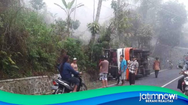 Rem Blong Bus Cahaya Mulya Terguling Usai Tabrak Tebing Di Trenggalek