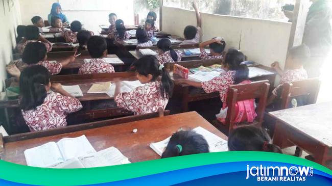 Kekurangan Kelas Siswa Sd Di Tulungagung Belajar Di Parkiran Sepeda 4706