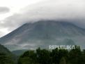 Puncak Gunung Merapi tertutup awan terlihat dari lapangan Umbulharjo, Cangkringan, Sleman, Yogyakarta (Foto: Wihdan Hidayat/Republika) 