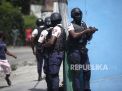 Polisi bersenjata mencari tersangka dalam pembunuhan Presiden Haiti Jovenel Moise, di Port-au-Prince, Haiti (Foto: AP/Joseph Odelyn via Republika)