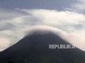 Awan topi menutupi puncak Gunung Merapi (Foto: Wihdan Hidayat / Republika) 