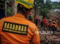 Ilustrasi petugas SAR mencari korban tanah longsor di Cimanggung, Sumedang, Jawa Barat (Foto: ANTARA/Raisan Al Farisi)