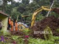 Petugas membersihkan material longsor yang menimbun rumah warga di Desa Cihanjuang, Kecamatan Cimanggung, Kabupaten Sumedang (Foto: Abdan Syakura/Republika)