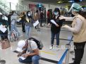 Petugas meminta dokumen kesehatan para calon penumpang di terminal kedatangan internasional Bandara Kualanamu (Foto: Antara/Septianda Perdana via Republika) 