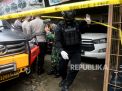Polisi berjaga di sebuah rumah sekaligus showroom mobil terduga teroris di kawasan Condet, Jakarta (Foto: Republika/Prayogi)