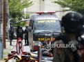 Polisi berjaga di lokasi dugaan bom bunuh diri di depan Gereja Katolik Katedral, Makassar (Foto: ANTARA/Abriawan Abhe via Republika)