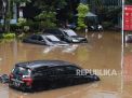 Sejumlah mobil terendam banjir di Hotel Kebayoran, Jakarta (Foto: ANTARA FOTO/Wahyu Putro via Republika) 