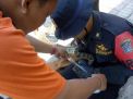 Proses evakuasi ular piton sepanjang 3 meter oleh petugas BPB Linmas Kota Surabaya
