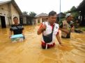 Petugas dari Dinas Kesehatan Provinsi Kalsel mendatangi warga saat banjir di kawasan Cempaka, Banjarbaru, Kalimantan Selatan, Ahad (5/1/2020). Foto: Antara/Bayu Pratama