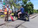 Tak Digaji, Kakek ini Jaga Perlintasan KA Tanpa Palang di Kota Probolinggo