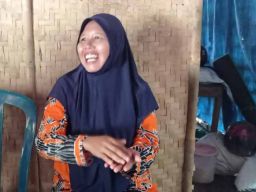 Guru Honorer di Ngawi: Tinggal dengan Kambing, Entaskan Buta Huruf