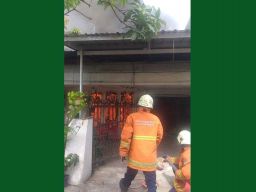 Ditinggal Pemilik Keluar Kota, Sebuah Rumah di Surabaya Terbakar