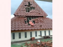 Disambar Petir Saat Hujan Deras, Masjid di Malang Rusak Parah