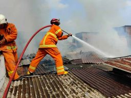 Sebuah Rumah di Dukuh Kupang Surabaya Ludes Terbakar