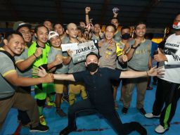 Polrestabes Surabaya Boyong Dua Piala Turnamen Futsal Masbuhin Cup 2021