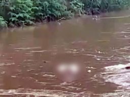 Aksi Warga Selamatkan Jenazah Pria Terseret Arus Sungai di Pasuruan