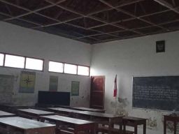 3 Atap Ruang Kelas Nyaris Roboh, Siswa SDN 1 Kedungmiri Ngawi Belajar di Masjid