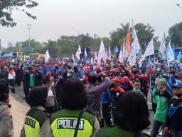 Massa Buruh Juga Gelar Aksi di Depan Kantor Gubernur Jatim