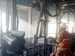 Sempat Terdengar Ledakan, Bengkel dan Gudang Piala di Surabaya Ludes Terbakar