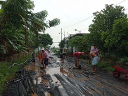 Warga Terpaksa Tutup Jalan Rusak di Probolinggo dengan Pasir Uruk