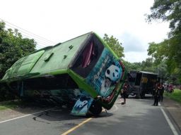 Bus Restu yang terlibat kecelakaan di Madiun