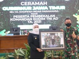 Khofifah dalam acara pembekalan Komandan Kodim TNI AD Tahun 2021.