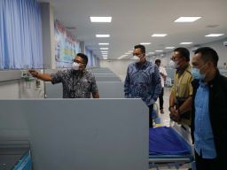Rombongan Komisi VI DPR RI saat meninjau rumah oksigen PT SIER di Surabaya