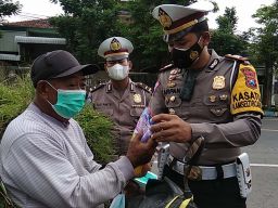 Polisi Beri Reward Minyak Goreng Bagi Pengendara Taat Lalu Lintas di Mojokerto
