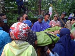 Proses evakuasi pendaki yang mendadak pingsan saat turun dari Puncak Sejati Gunung Raung