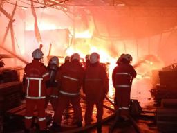 Pabrik Mebel di Surabaya Terbakar, PMK Kerahkan 22 Unit Mobil Damkar