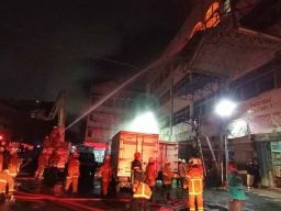 Sebuah Ruko Berlantai 4 Depan Kantor PMK Pasar Turi Surabaya Terbakar