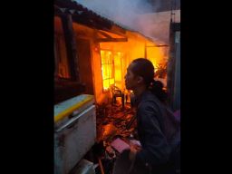 Api Melalap Sebuah Rumah di Surabaya, 1 Orang Luka Bakar
