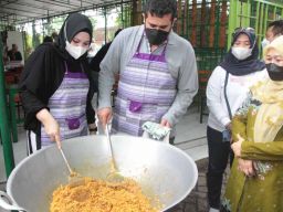 Wali Kota Hadi dan istri membuat nasgor kebuli mangga