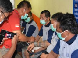 Dikawal Brimob, 34 Napi Risiko Tinggi di Jatim Dipindahkan ke Nusakambangan
