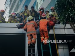 Petugas Suku Dinas Penanggulangan Kebakaran dan Penyelamatan (Gulkarmat) saat melakukan proses evakuasi kebakaran Gedung Cyber, Jakarta (Foto: Republika/Thoudy Badai)