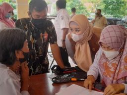 Anggota Fraksi Gerindra Ajeng Wira Wati saat melihat proses pembagian PKH dan BPNT di Gelora Pancasila Surabaya (Foto: Dok. Gerindra Surabaya