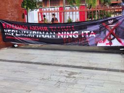 HMI Cabang Mojokerto membentangkan banner di gerbang masuk kantor wali kota dan DPRD Kota Mojokerto (Foto-foto: Ridwan for jatimnow.com)