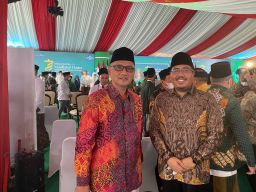 Anwar Sadad bersama Kiai Muhammad Irfan Yusuf cucu dari pendiri NU Kiai Hasyim Asy'ari. (Foto: Ni'am Kurniawan/jatimnow.com)