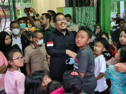 Wakil Ketua DPRD Jatim Anwar Sadad saat menghibur anak-anak korban erupsi Semeru di pengungsian. (Foto: jatimnow.com)