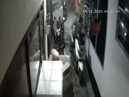Aksi bandit motor di Jalan Karangpilang Barat Gang Glatik II, Surabaya terekam kamera CCTV